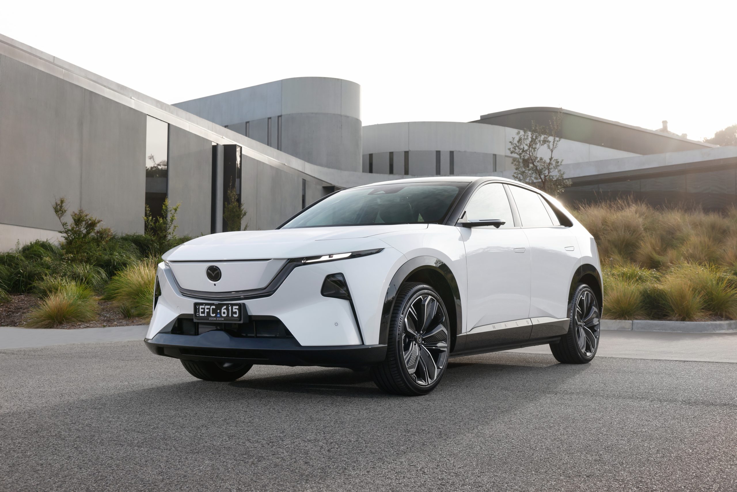 Crystal White Pearl Mica Mazda CX-6e